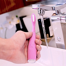 Электрическая зубная щетка FOREO ISSA 2, Pearl Pink - Foreo ISSA 2 Electric Sonic Toothbrush, Pearl Pink — фото N4