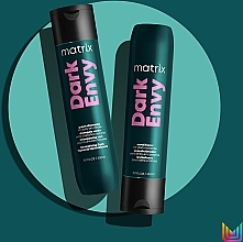 Шампунь для нейтралізації небажаних червоних напівтонів волосся відтінків брюнет - Matrix Dark Envy Shampoo — фото N9