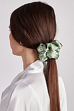 Резинка для волос из натурального шелка, пышная, светло-зеленая - de Lure Scrunchie  — фото N2