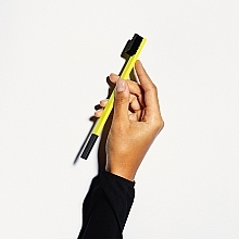 Зубная щетка средней жесткости, цитрусово-желтая с черным матовым колпачком - Apriori — фото N3