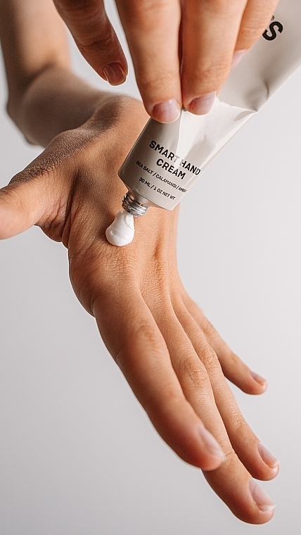Питательный крем для рук с ароматом морской соли - Sister's Aroma Sea Salt Smart Hand Cream — фото N10