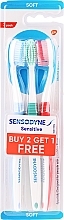 Набір зубних щіток, 3 шт., блакитна + зелена + червона - Sensodyne Sensitive Toothbrush 2+1 Pack — фото N1