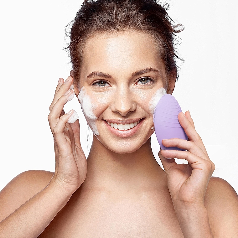 Очищувальна щітка і антивіковый масажер для чутливої шкіри обличчя - Foreo Luna 2 Anti-Ageing and Facial Cleansing Brush for Sensitive Skin — фото N5