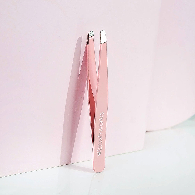 Пінцет зі скошеним краєм, рожевий - Brushworks Precision Slanted Tweezers — фото N3