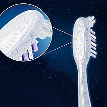 Зубная щетка средней жесткости "Экстрачистка " - Oral-B 3D White Pro-Expert — фото N8