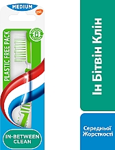 Зубна щітка середня, біло-зелена - Aquafresh In-Between Clean Medium — фото N4