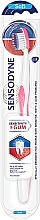 Парфумерія, косметика Зубна щітка "Чутливість зубів і захист ясен", рожева - Sensodyne Sensitivity & Gum Soft Toothbrush