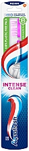 Парфумерія, косметика Зубна щітка середня, рожева - Aquafresh Intense Clean Medium