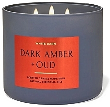 Аромасвеча 3-фитильная - Bath and Body Works White Barn Dark Amber + Oud Scented Candle — фото N1