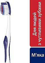 Зубна щітка "Чутливість зубів і захист ясен", блакитна - Sensodyne Sensitivity & Gum Soft Toothbrush — фото N4