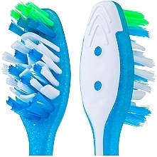 Зубна щітка "Відбілювальна" з полірувальною зірочкою, середня, блакитна - Colgate Max White — фото N4