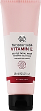 Гель для умывания с витамином Е и маслом семян малины - The Body Shop Gentle Facial Wash With Raspberry Seed Oil — фото N1