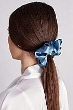 Резинка для волосся з натурального шовку, пишна, світло-синя - de Lure Scrunchie — фото N2