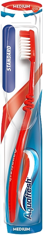 Зубна щітка середньої жорсткості "Standard", червона - Aquafresh Medium Toothbrush — фото N1