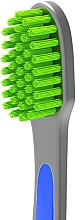 Ультрамягкая зубная щетка для эффективной чистки зубов, сине-зеленая - Colgate — фото N5