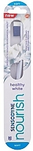 Зубная щетка мягкая, светло-голубая - Sensodyne Nourish Healthy White Soft Toothbrush — фото N1