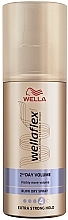 Спрей для горячей укладки экстрасильной фиксации - Wella Wellaflex 2nd Day Volume Extra Strong Hold Blow Dry Spray — фото N1