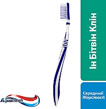 Зубная щетка средняя, синяя - Aquafresh In-Beetwen Clean Medium — фото N3