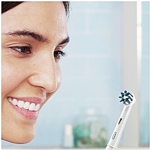 Электрическая зубная щетка, с футляром, черная - Oral-B Pro 1 3D Cleaning Black — фото N6