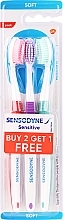 Набор зубных щеток, 3 шт, красная + фиолетовая + зеленая - Sensodyne Sensitive Toothbrush 2+1 Pack — фото N1