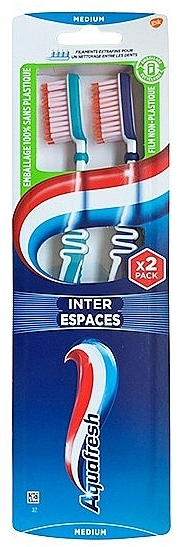 Набор зубных щеток, средние, голубая + синяя - Aquafresh Inter Espaces Medium — фото N1