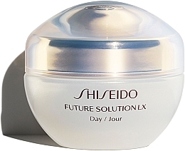 Духи, Парфюмерия, косметика Дневной защитный крем для полного восстановления кожи - Shiseido Future Solution LX Daytime Protective Cream SPF15