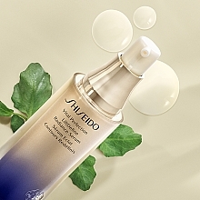 Моделирующая сыворотка для лица и шеи - Shiseido Unisex Vital Perfection LiftDefine Radiance Serum — фото N2