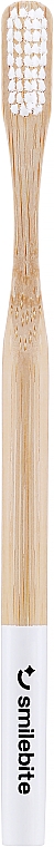 Бамбуковая зубная щетка с нейлоновой щетиной, белая - Smilebite Bamboo Toothbrush With Nylon Bristles — фото N1