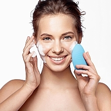 Очищающая щетка и антивозрастной массажер для комбинрованной кожи лица - Foreo Luna 2 Anti-Ageing and Facial Cleansing Brush for Combination Skin — фото N5