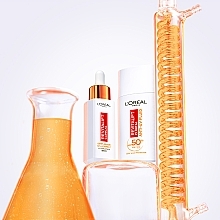 Флюид с витамином С для защиты лица SPF 50+ - L'Oreal Paris Revitalift Clinical SPF50+ Anti-UV Fluid — фото N12