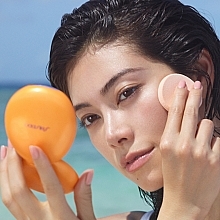 Солнцезащитное компактное тональное средство - Shiseido Tanning Compact Foundation SPF10 (сменный блок) — фото N5