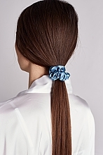 Набір резинок з натурального шовку, розмір S, біла + блакитна - de Lure Scrunchie Set — фото N2
