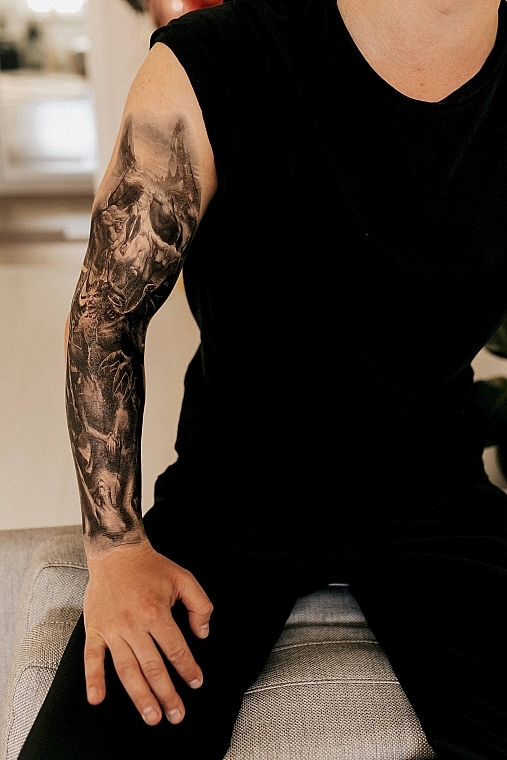 Модные мужские тату 2024-2025: какого размера делать тату, лучшие эскизы и места для татуировки