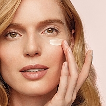 Крем для очей - Shiseido Benefiance ReNeuraRED Technology Wrinkle Smoothing Eye Cream — фото N2