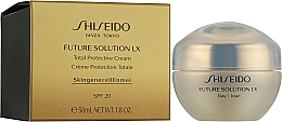 Дневной защитный крем для полного восстановления кожи - Shiseido Future Solution LX Total Protective Day Cream SPF 20 — фото N2