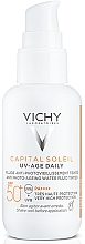 Парфумерія, косметика Сонцезахисний невагомий флюїд проти ознак фотостаріння шкіри обличчя з універсальним тонувальним пігментом, SPF 50+ - Vichy Capital Soleil UV-Age Daily