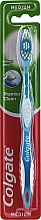 Парфумерія, косметика Зубна щітка "Прем'єр" середньої жорсткості № 2, біло-блакитна - Colgate Premier Medium Toothbrush