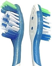Зубна щітка "Відбілювальна" з полірувальною зірочкою, середня, блакитна - Colgate Max White — фото N5