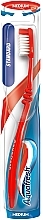 Зубна щітка середньої жорсткості "Standard", червона - Aquafresh Medium Toothbrush — фото N1