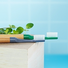Зубная экощетка с деревянной ручкой и тремя насадками, синяя - TePe Choice Soft Toothbrush — фото N4