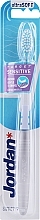 Духи, Парфюмерия, косметика Зубная щетка для чувствительных зубов и десен, ультрамягкая, белая с полосками - Jordan Target Sensitive