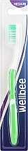 Зубна щітка середньої жорсткості, у блістері, зелена - Wellbee — фото N1