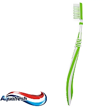 Зубна щітка середня, біло-зелена - Aquafresh In-Between Clean Medium — фото N2