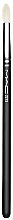 Кисть для теней 221S - MAC Mini Tapered Blendin — фото N1
