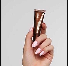 Живильний і зволожувальний бальзам-сироватка для губ - Eveline Cosmetics Choco Glamour Nourishing & Moisturizing Daily Glow Serum Lip Balm — фото N1