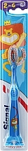 Парфумерія, косметика Дитяча зубна щітка, синя з левом - Signal Kids Sticky Feet Ultra Soft 2-6 Years