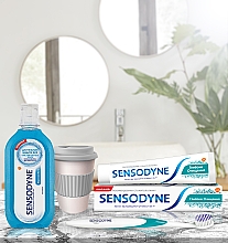 Зубна щітка м'яка "Глибоке очищення", бірюзова - Sensodyne Deep Clean Soft — фото N5