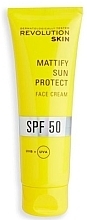 Духи, Парфюмерия, косметика Матирующий солнцезащитный крем для лица - Revolution Skin SPF 50 Mattify Sun Protect Face Cream