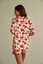 Комплект женский пижамный 23051, кофта с коротким рукавом + шорты, бежевый в цветочный принт - German Volf — фото N3