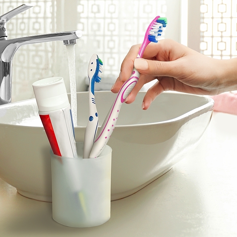 Зубная щетка "Отбеливающая" с полировочной звездочкой, мягкая, розовая - Colgate Max White — фото N4